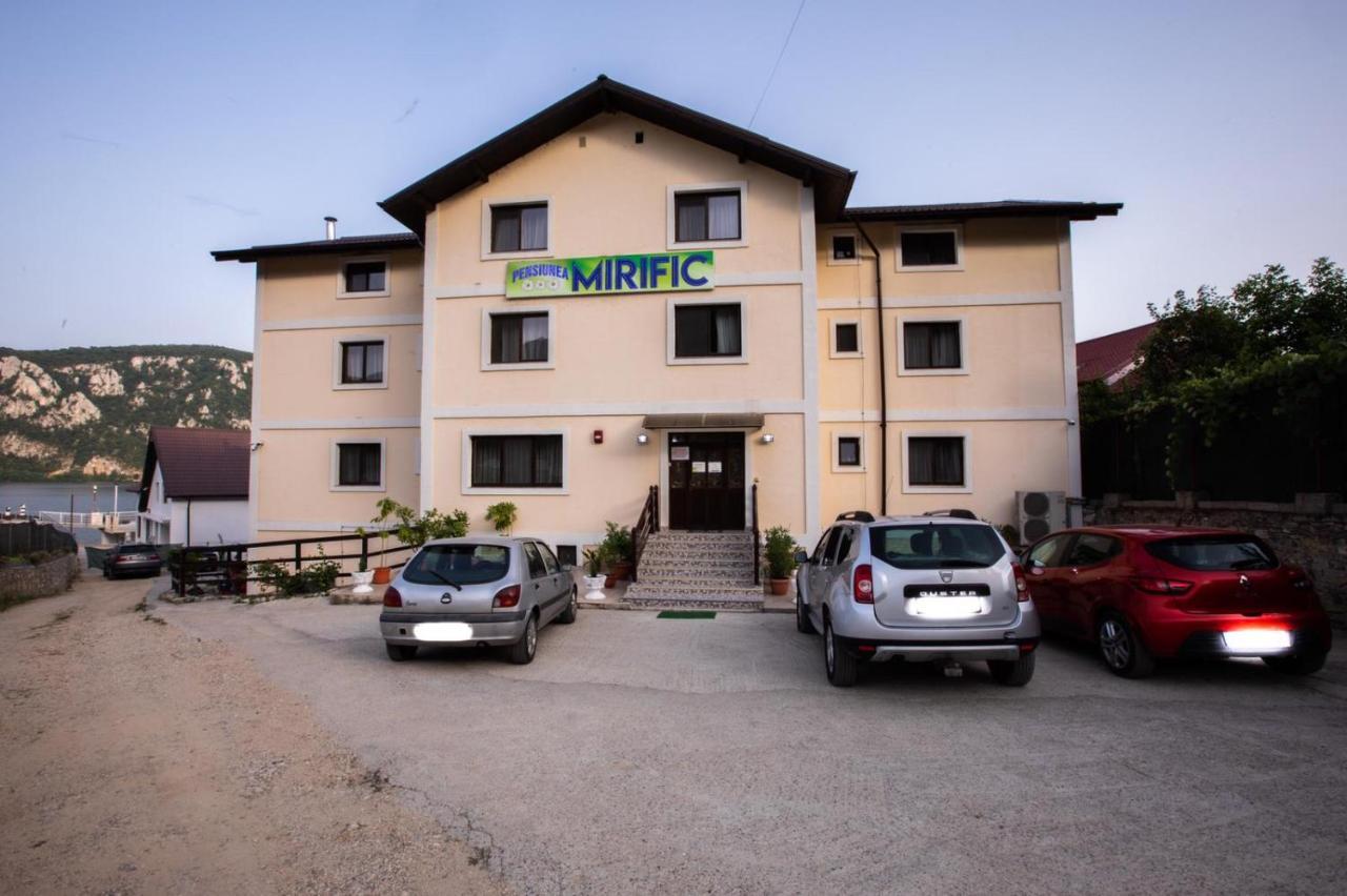 Pensiunea Mirific Dubova Exteriör bild